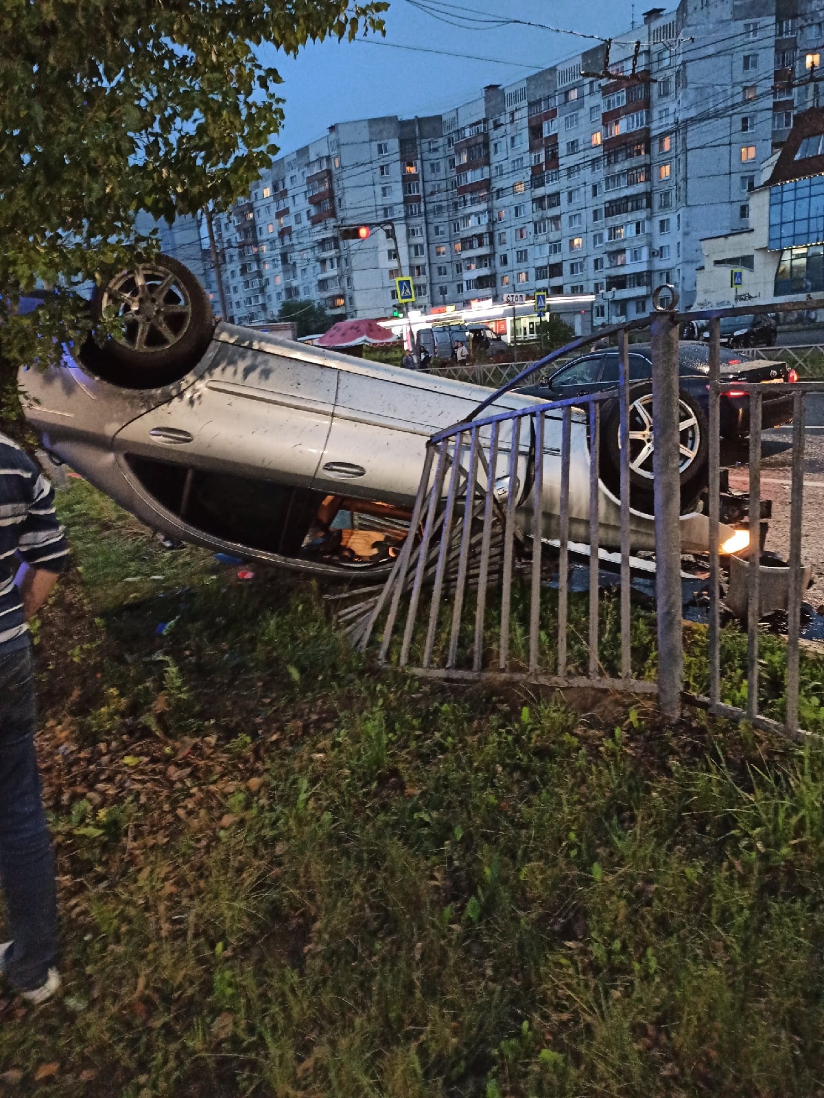 В выходные в Ярославле на заборе вверх колесами повис «Мерседес»