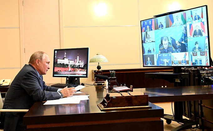 Владимир Путин в круглосуточном режиме контролирует ситуацию по подтоплениям и пожарам в РФ