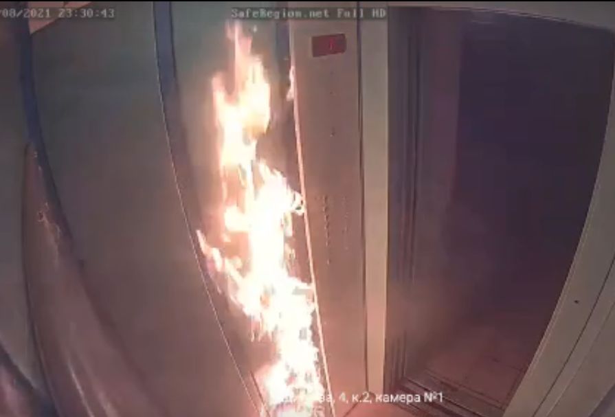 Трое парней подожгли лифт в доме на Пятерке в Ярославле