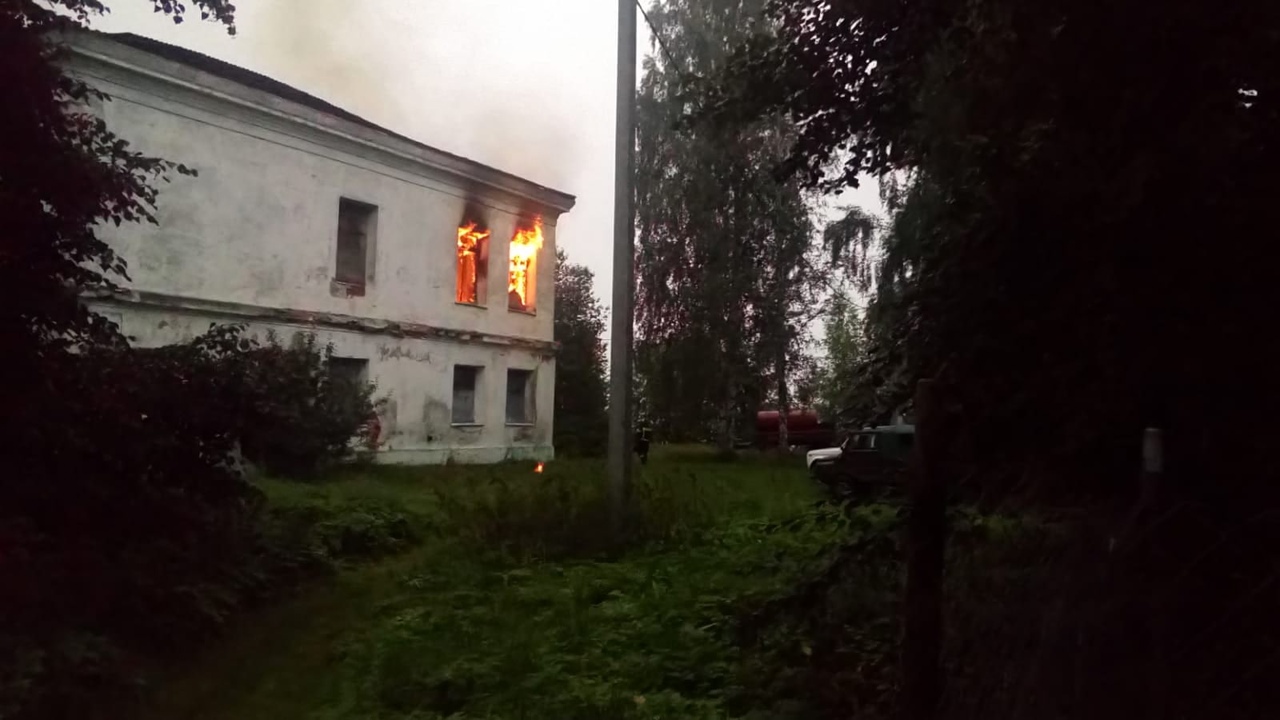 В Ярославской области на Юршинском острове сгорел «Белый дом»