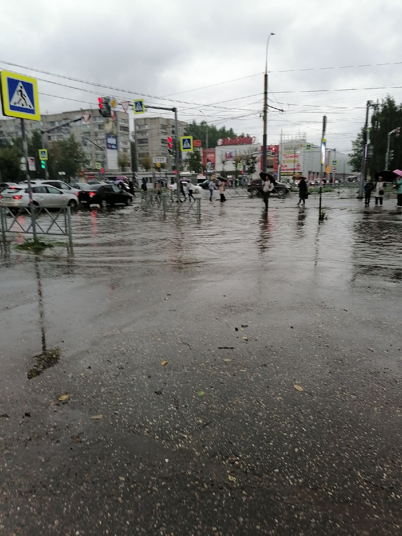 Во время дождя в среду затопило улицы в разных районах Ярославля: кадры