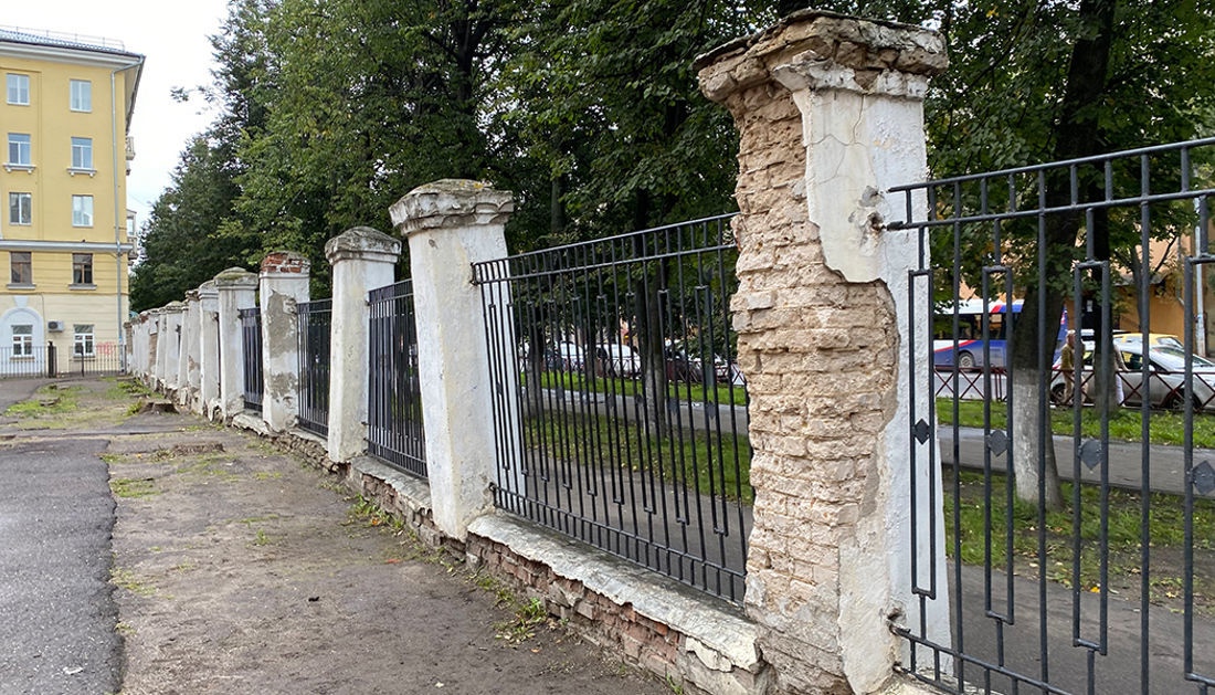 Ярославцы пожаловались на опасный забор у школы в центре города: ответ департамента образования