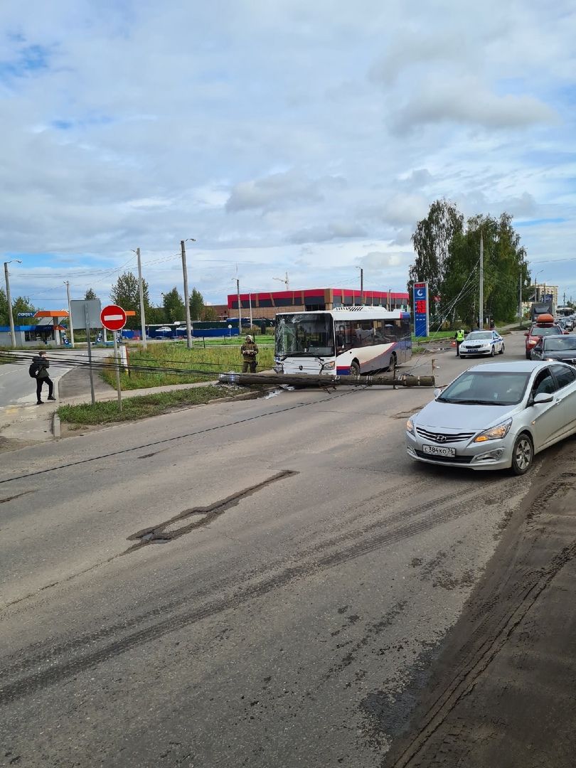 В Ярославле пассажирский автобус сбил столб: двое пострадавших