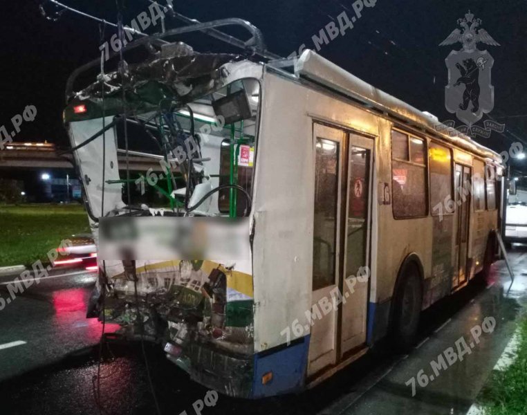 В Ярославле бетономешалка врезалась в троллейбус: пострадали два человека