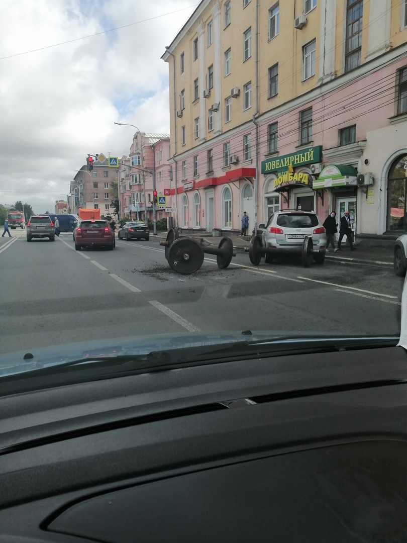 В Ярославле на дорогу вывалились колесные пары и повредили машину дочери депутата
