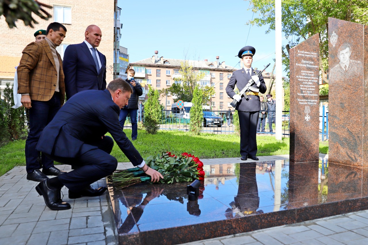 Александр Карелин поучаствовал в открытии стелы памяти подполковника ФСБ Владимира Лататуева в Ярославле