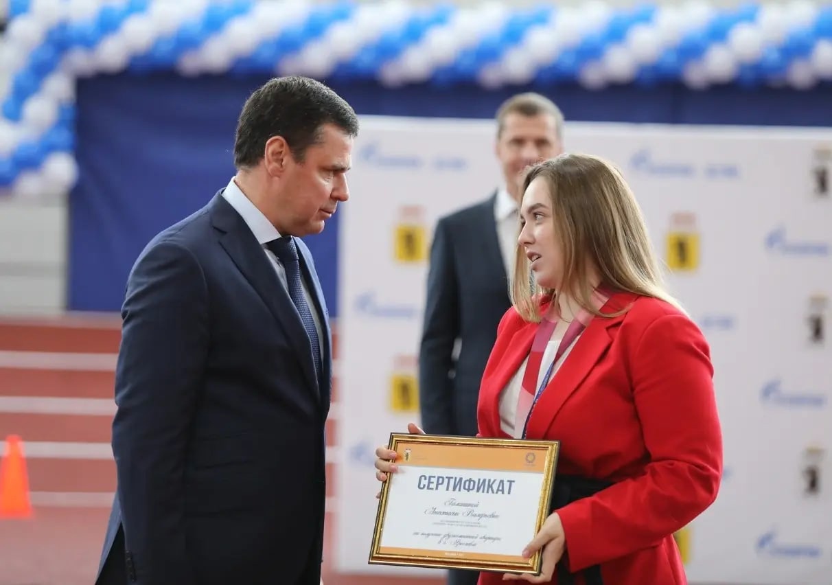 Дмитрий Миронов вручил Анастасии Галашиной и ее тренеру сертификаты на квартиры