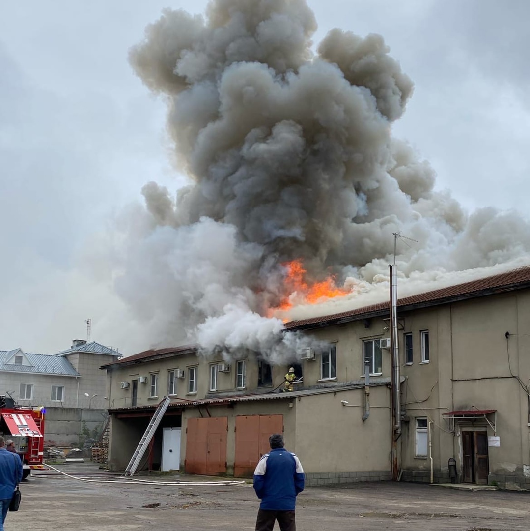 Столб дыма виден из центра города: в Ярославле напротив Стрелки горит офисное здание