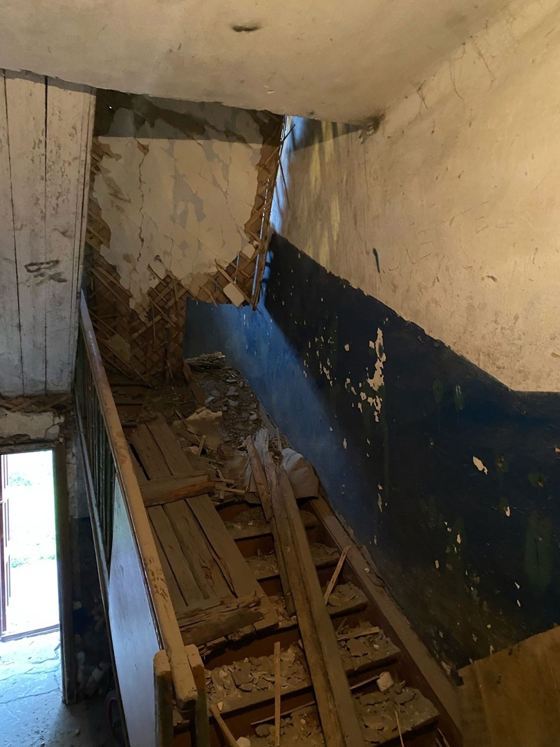 В жилом доме Рыбинского района обвалился потолок: прокуратура организовала проверку