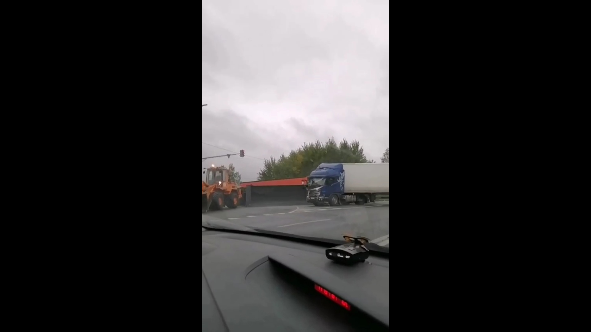 В Ярославле на Костромском шоссе после столкновения с фурой перевернулся самосвал с асфальтом