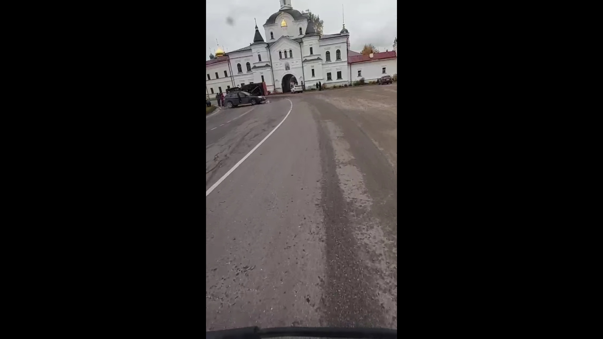У стен монастыря в Ярославской области перевернулся мусоровоз после столкновения с легковушкой
