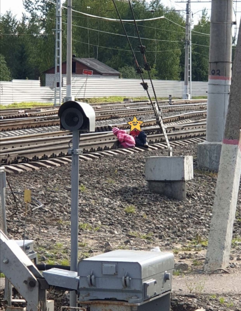 Ярославцев шокировали фото малышей, игравших на железнодорожных путях