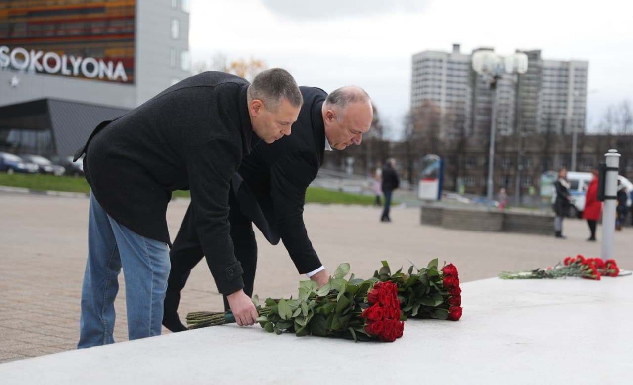 Михаил Евраев пообщался с болельщиками во время матча «Локомотива» и возложил цветы к памятнику погибшей команде