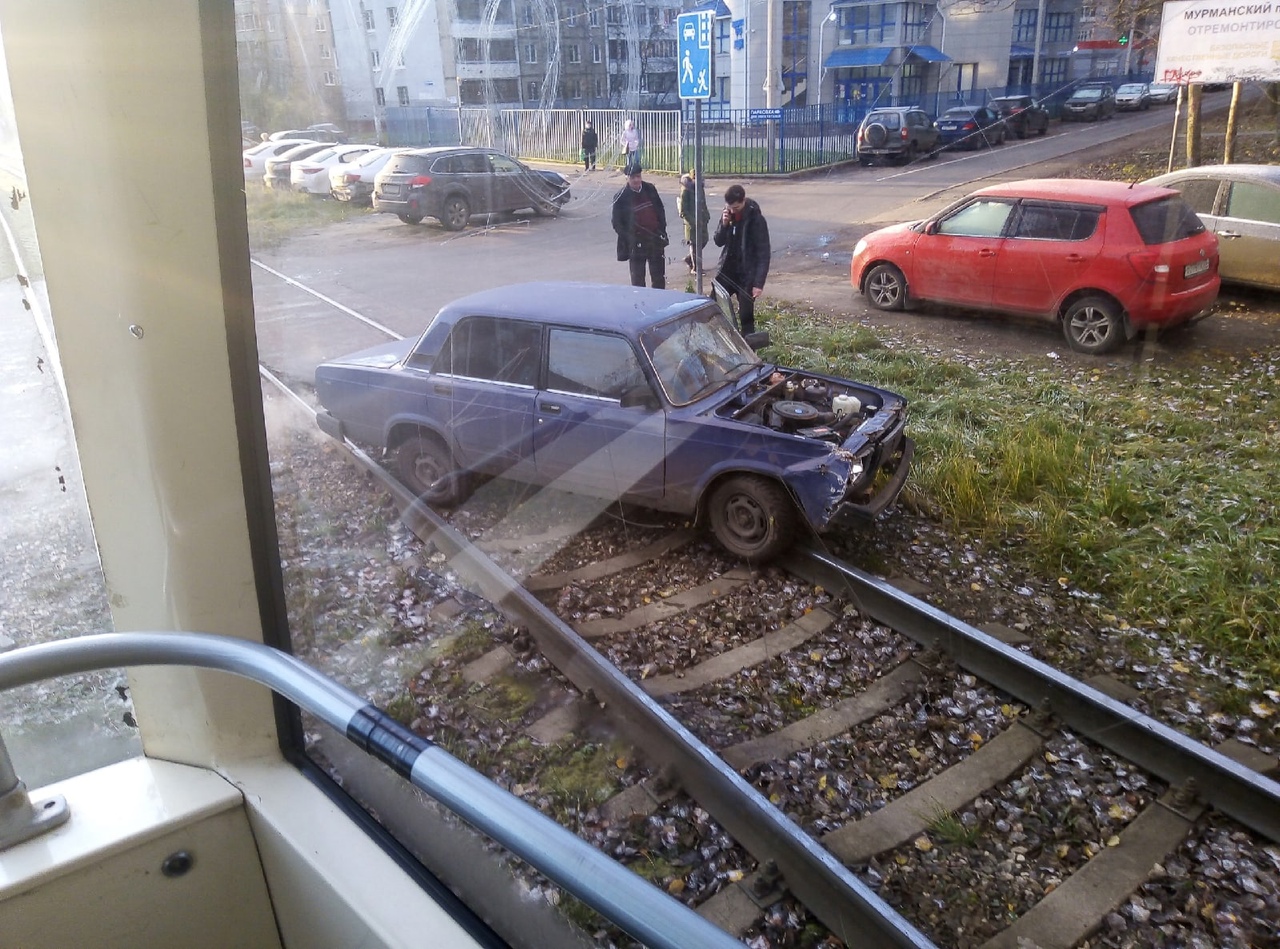 В Ярославле дорогу не поделили легковушка и трамвай