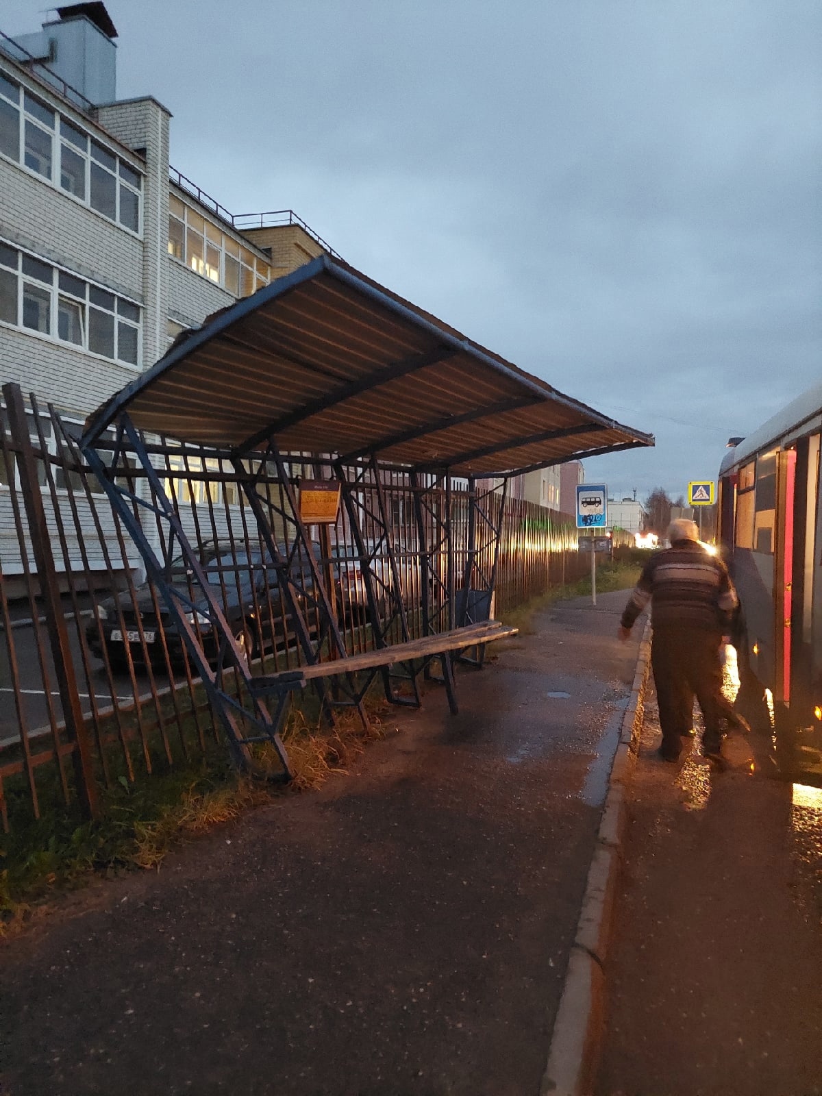 В Ярославле автобус врезался в остановку- Яррег - новости Ярославской  области