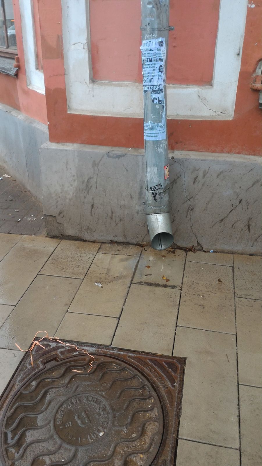 В Ярославле после дождя затопило тротуар на Комсомольской улице