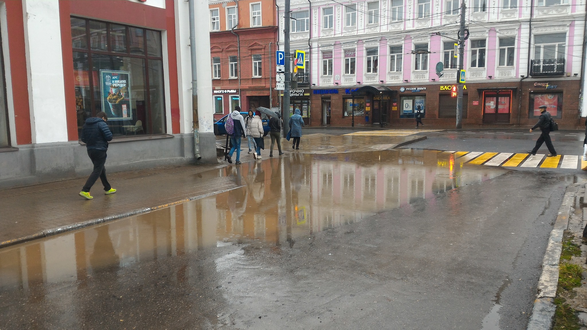 В Ярославле после дождя затопило тротуар на Комсомольской улице