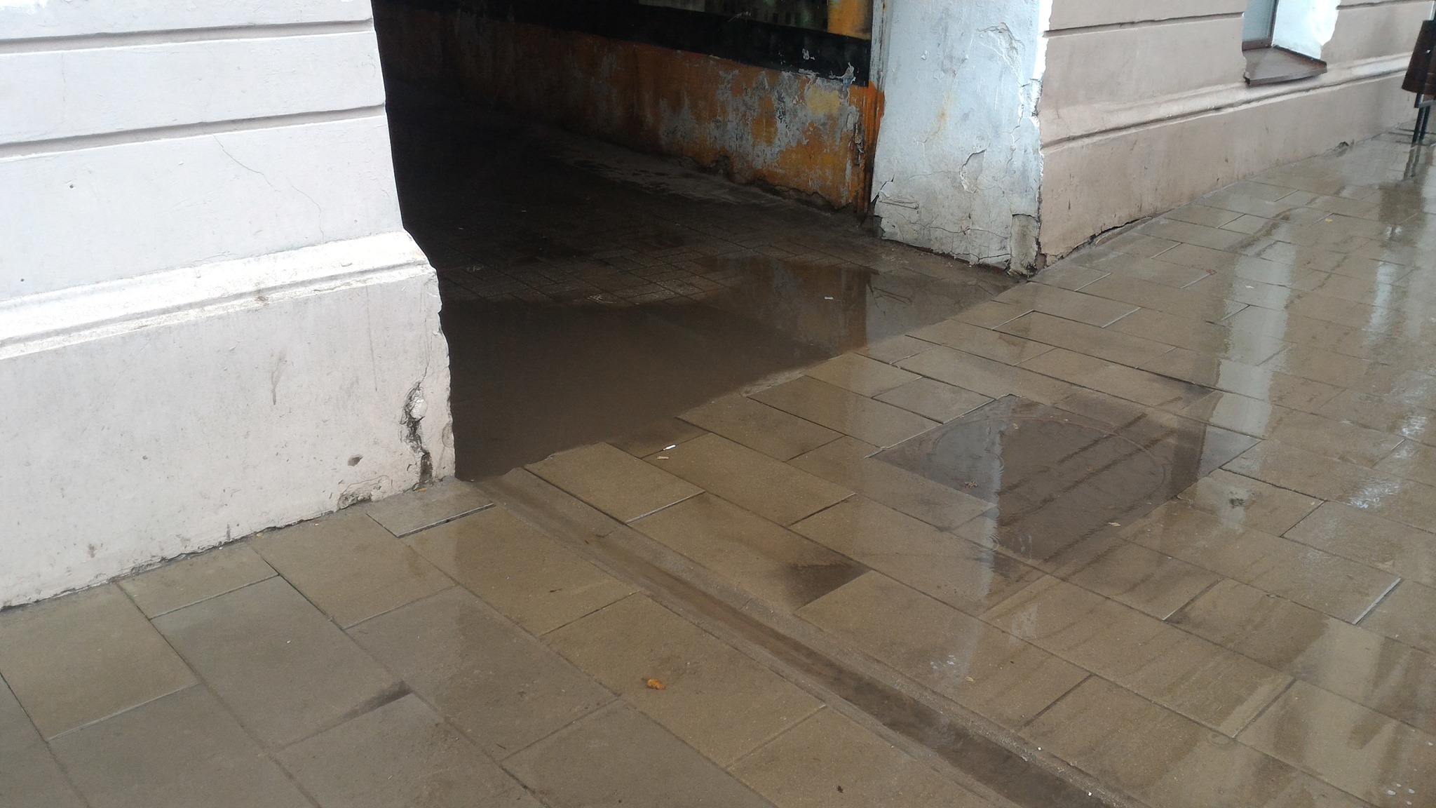 В Ярославле после дождя затопило тротуар на Комсомольской улице