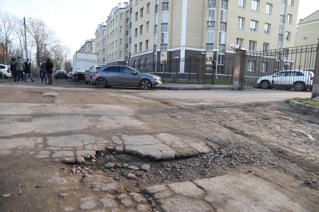 Михаил Евраев поручил отремонтировать дорогу к детскому саду №118 на улице Кирпичной в Ярославле
