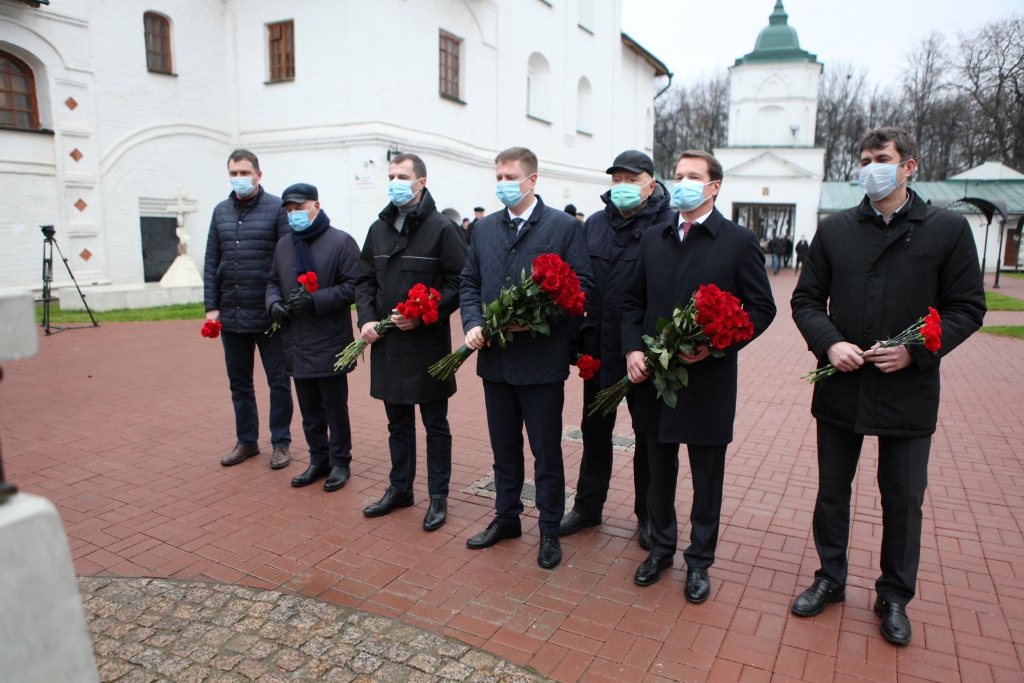 Первые лица города и региона возложили цветы к памятнику Минину и Пожарскому в Ярославле