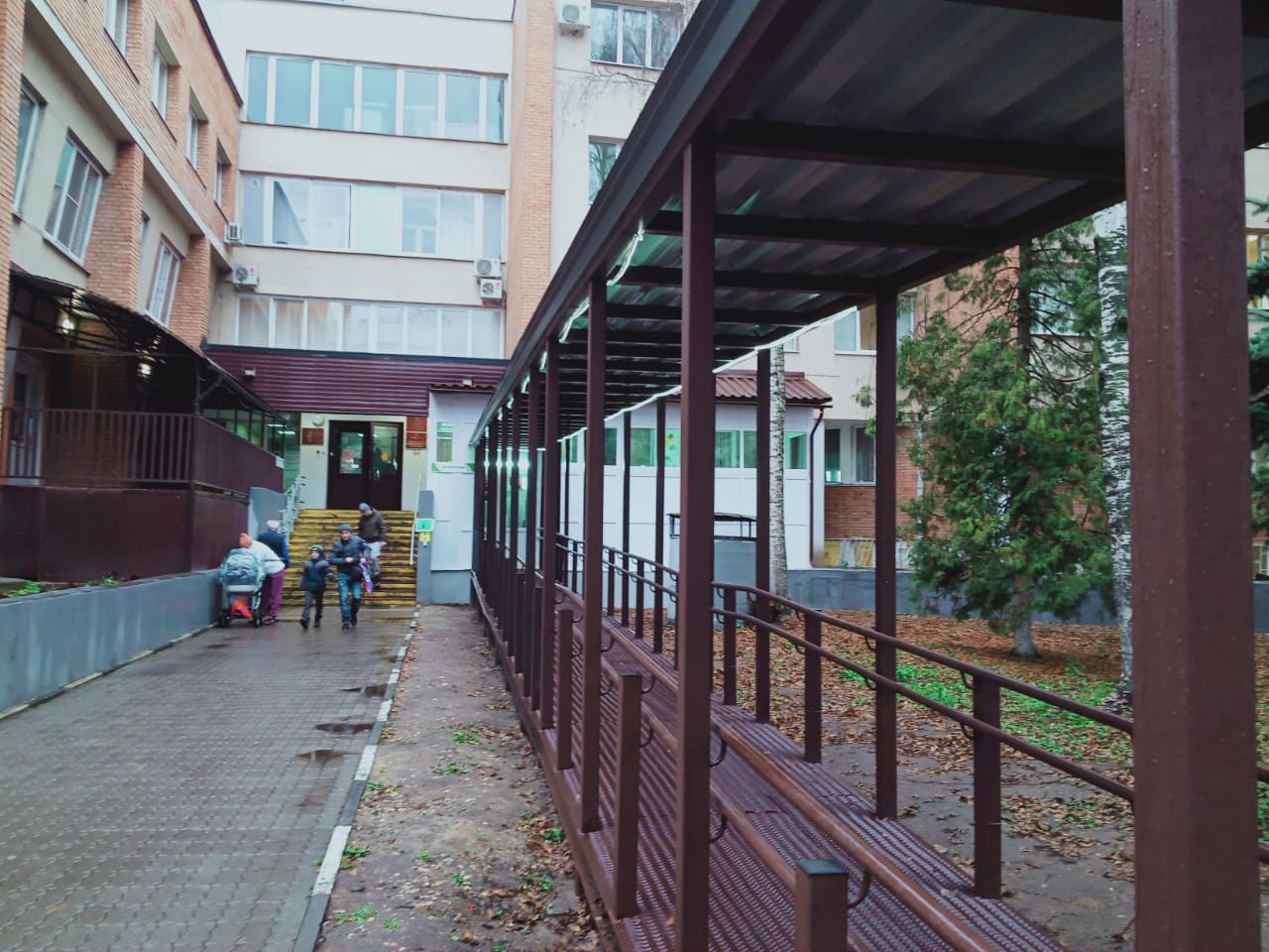 В детском отделении Центральной городской больницы Ярославля обустроили зону для колясок и санок