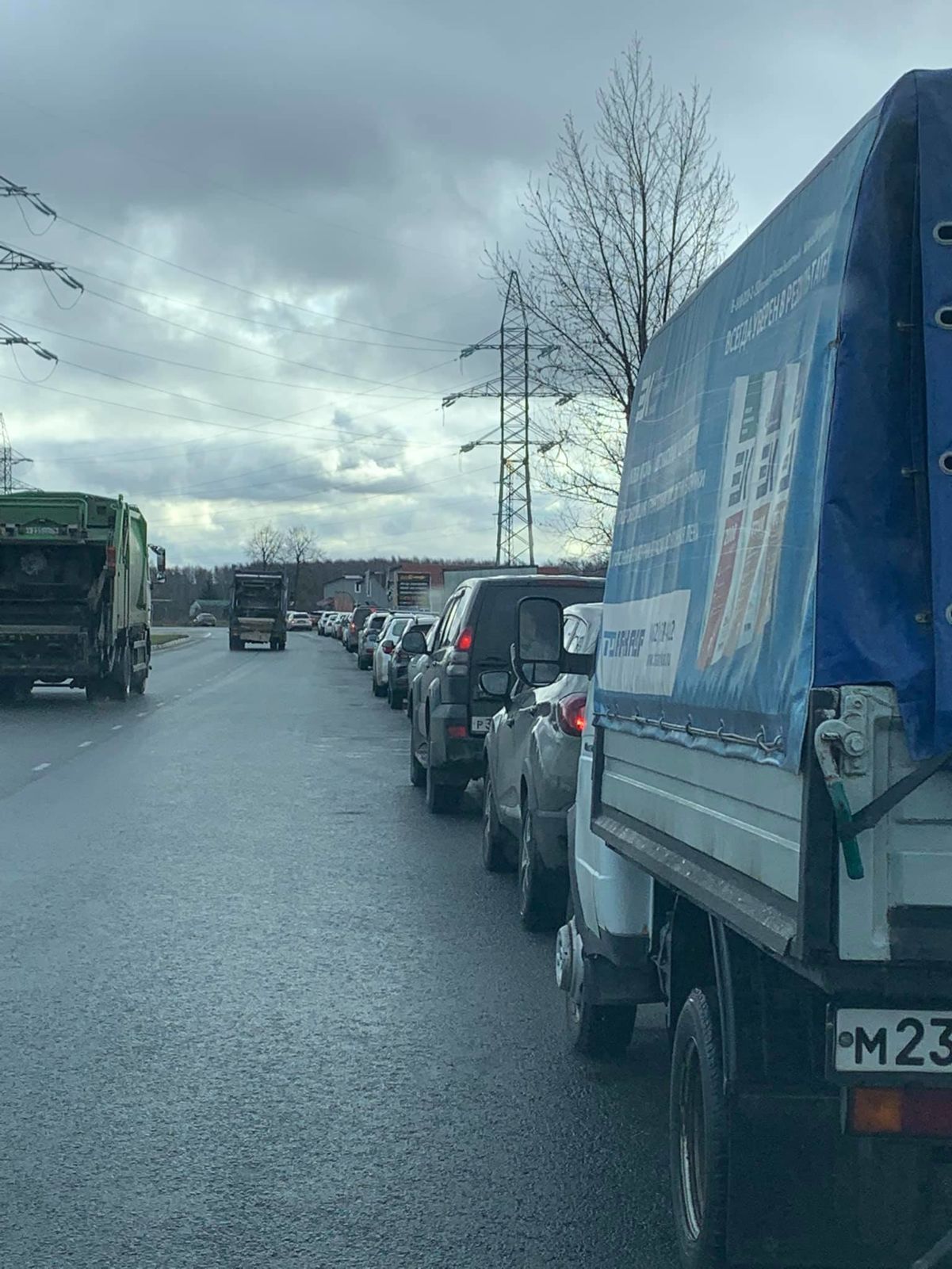 В Ярославле начался «День жестянщика»: машины выстраиваются в очереди в шиномонтажи