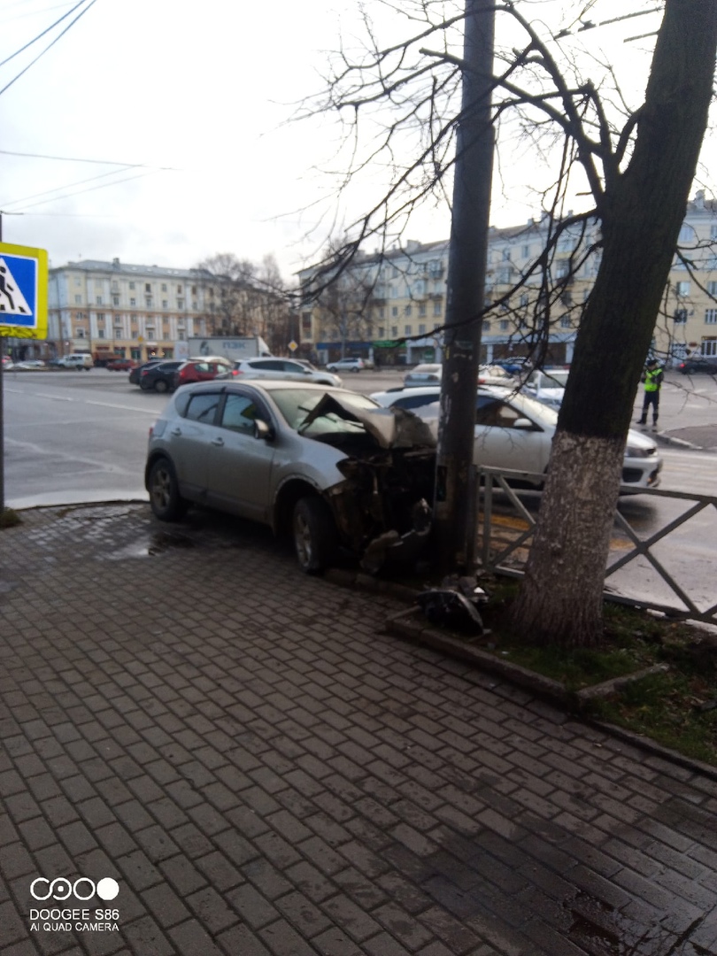 В сети появилось видео, как иномарка влетела столб на проспекте Ленина в Ярославле