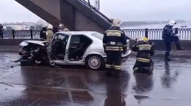 Крупную аварию на мосту через Волгу в Рыбинске спровоцировал парень без прав