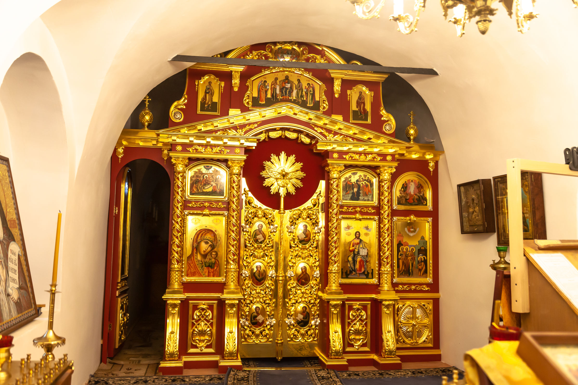 Реставраторы из четырех областей работают над восстановлением иконостасов в церквях храмового комплекса в деревне Хопылево