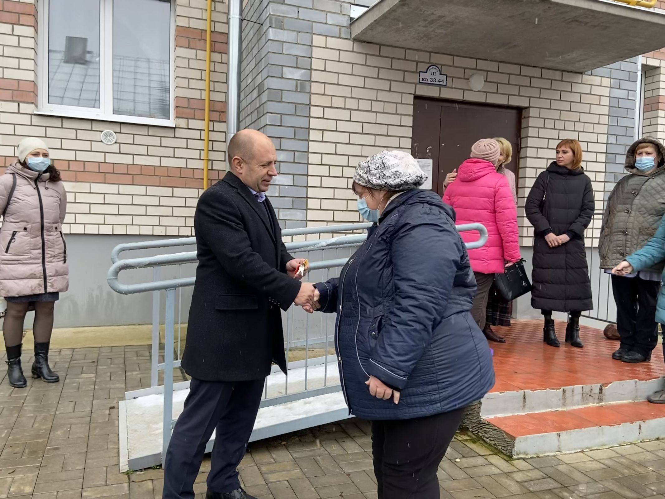 ​Жители двух аварийных домов в Ярославской области получили ключи от новых квартир