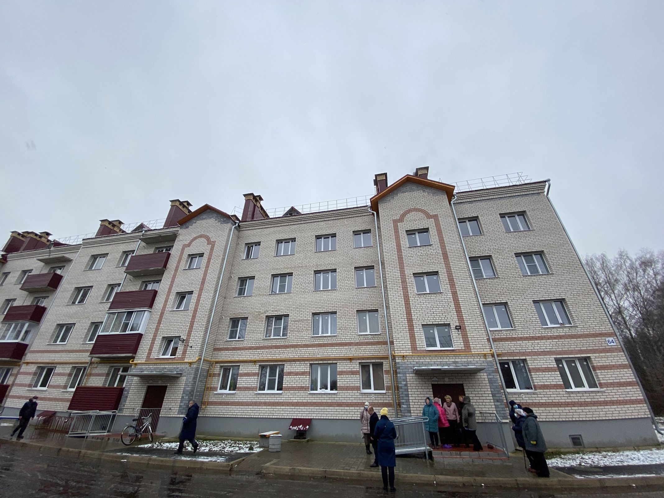 ​Жители двух аварийных домов в Ярославской области получили ключи от новых квартир
