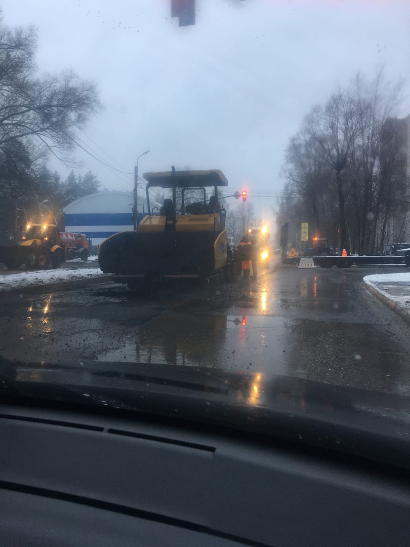 В мэрии Ярославля прокомментировали укладку асфальта в снегопад на улице Красноборской