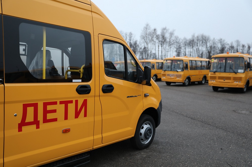 Михаил Евраев: Новые школьные автобусы должны уже на следующей неделе начать перевозить детей в районах области