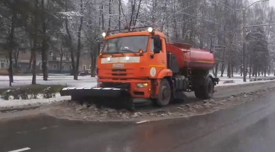 На ярославские улицы после первого снегопада вышла дорожная техника