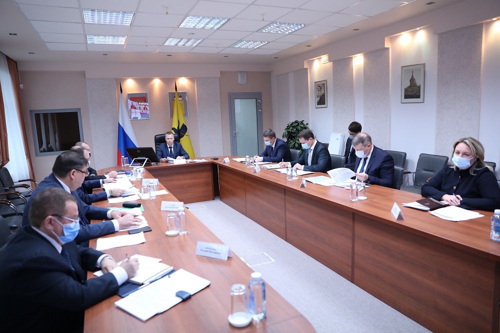 Врио губернатора Михаил Евраев провел еженедельное оперативное совещание в новом формате