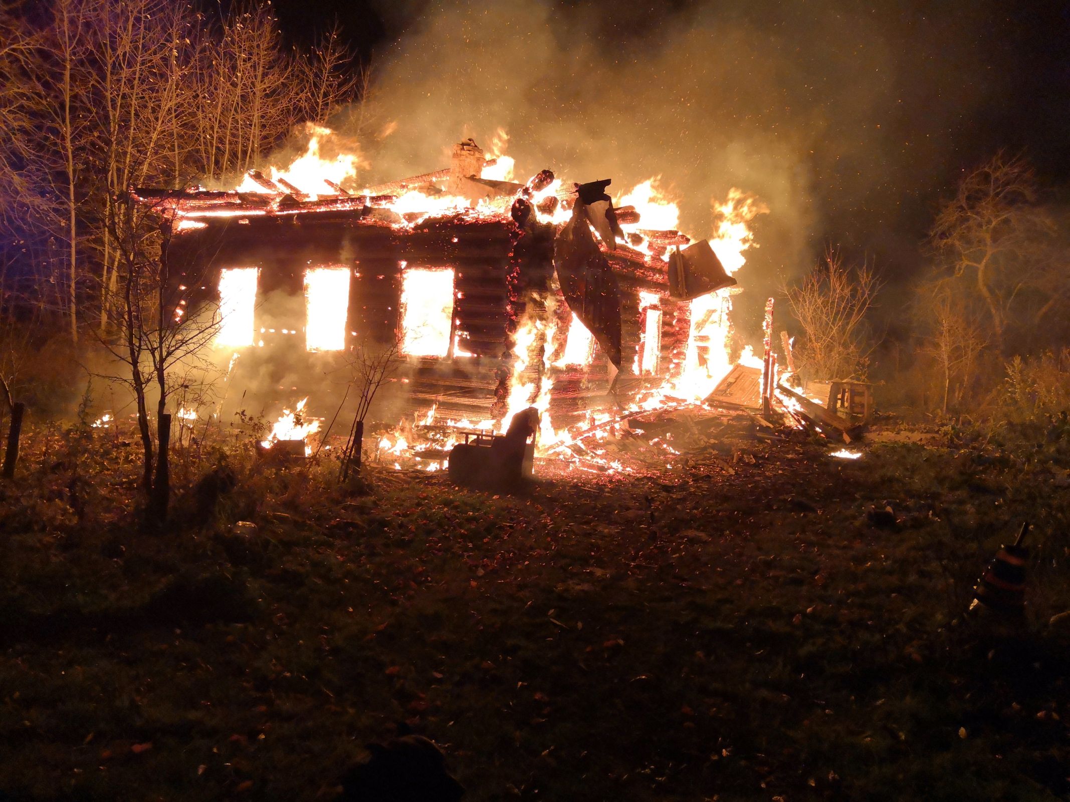 В деревне Ярославской области при пожаре погибла пенсионерка