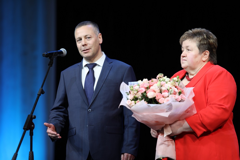 Михаил Евраев поздравил жительниц Ярославской области с Днем матери