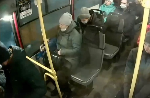 На остановке в Ярославле мужчина ударил и пнул женщину перед входом в автобус