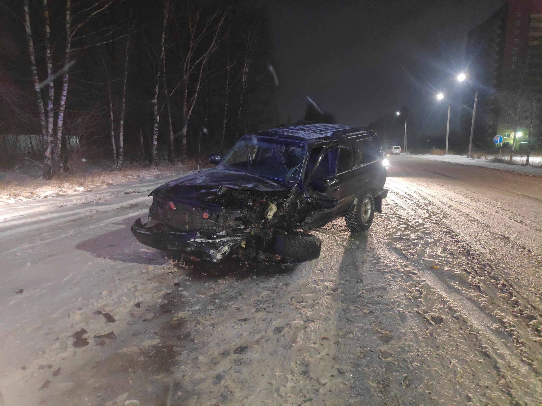 В Ярославле пьяный водитель иномарки столкнулся с «Мерседесом» на встречке и скрылся с места аварии