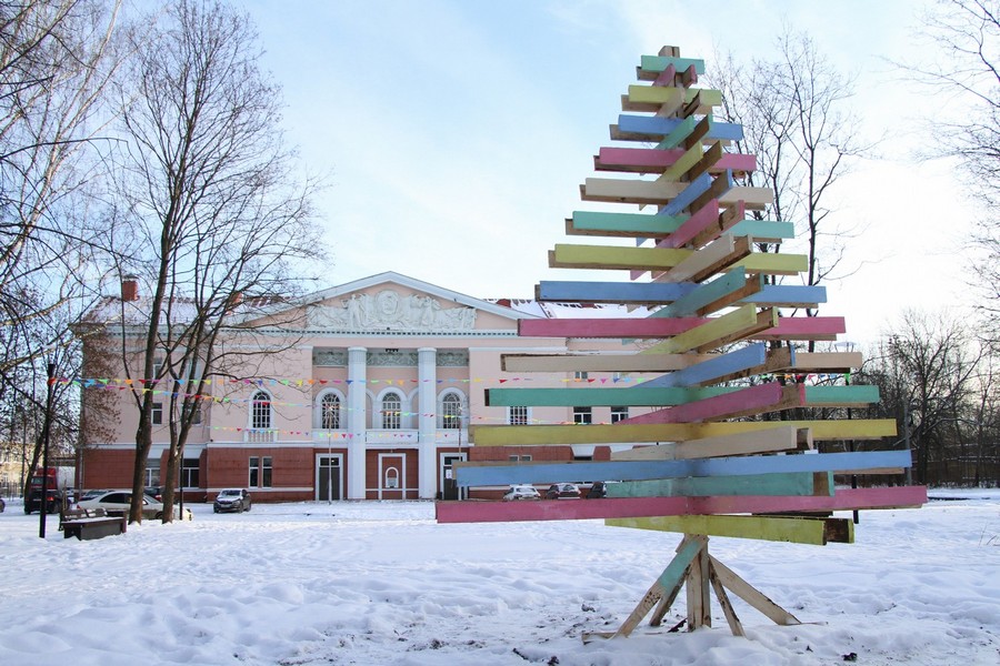 В Рыбинске на площади установили необычную eлку с варежками