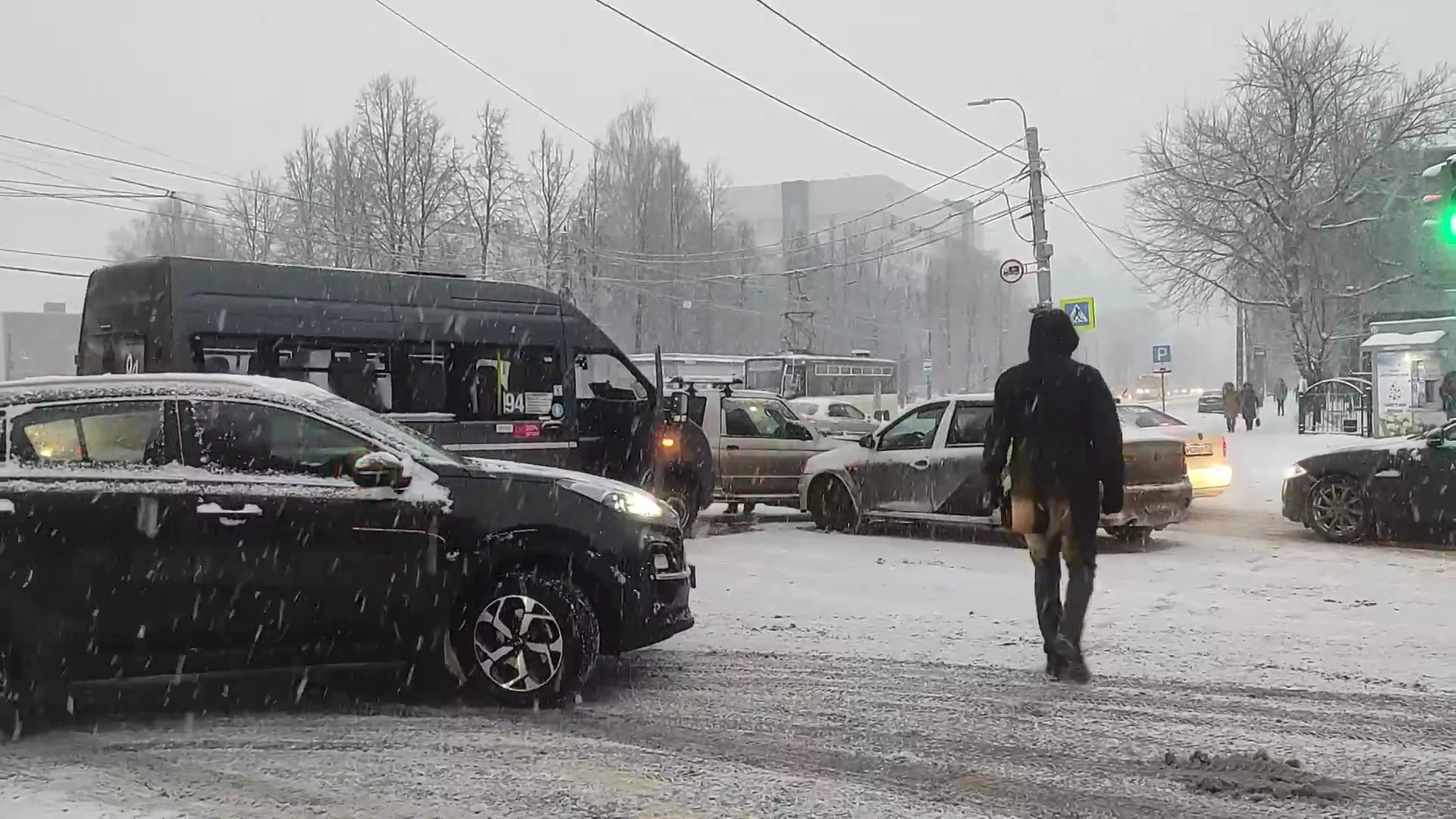 В Ярославле дорогу не поделили маршрутка, такси и иномарка