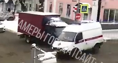 В Рыбинске на перекрестке столкнулись грузовик и машина скорой помощи: видео аварии появилось в сети