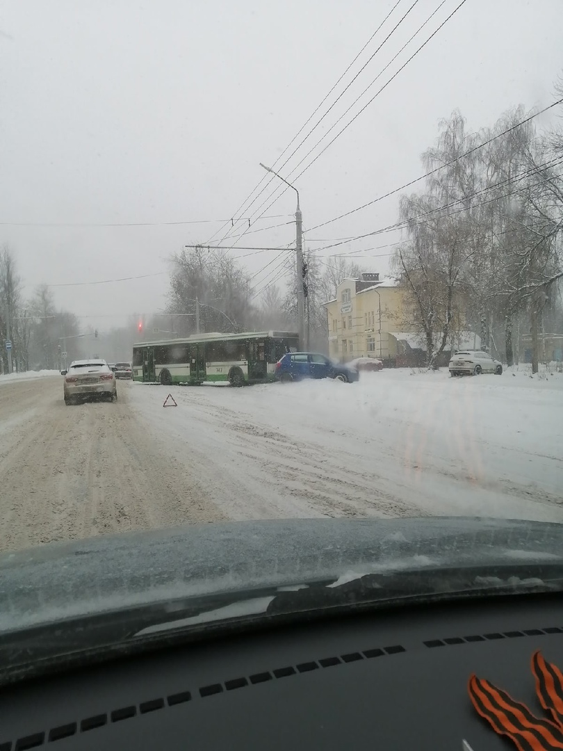В Ярославле автобус столкнулся с легковушкой и врезался в столб