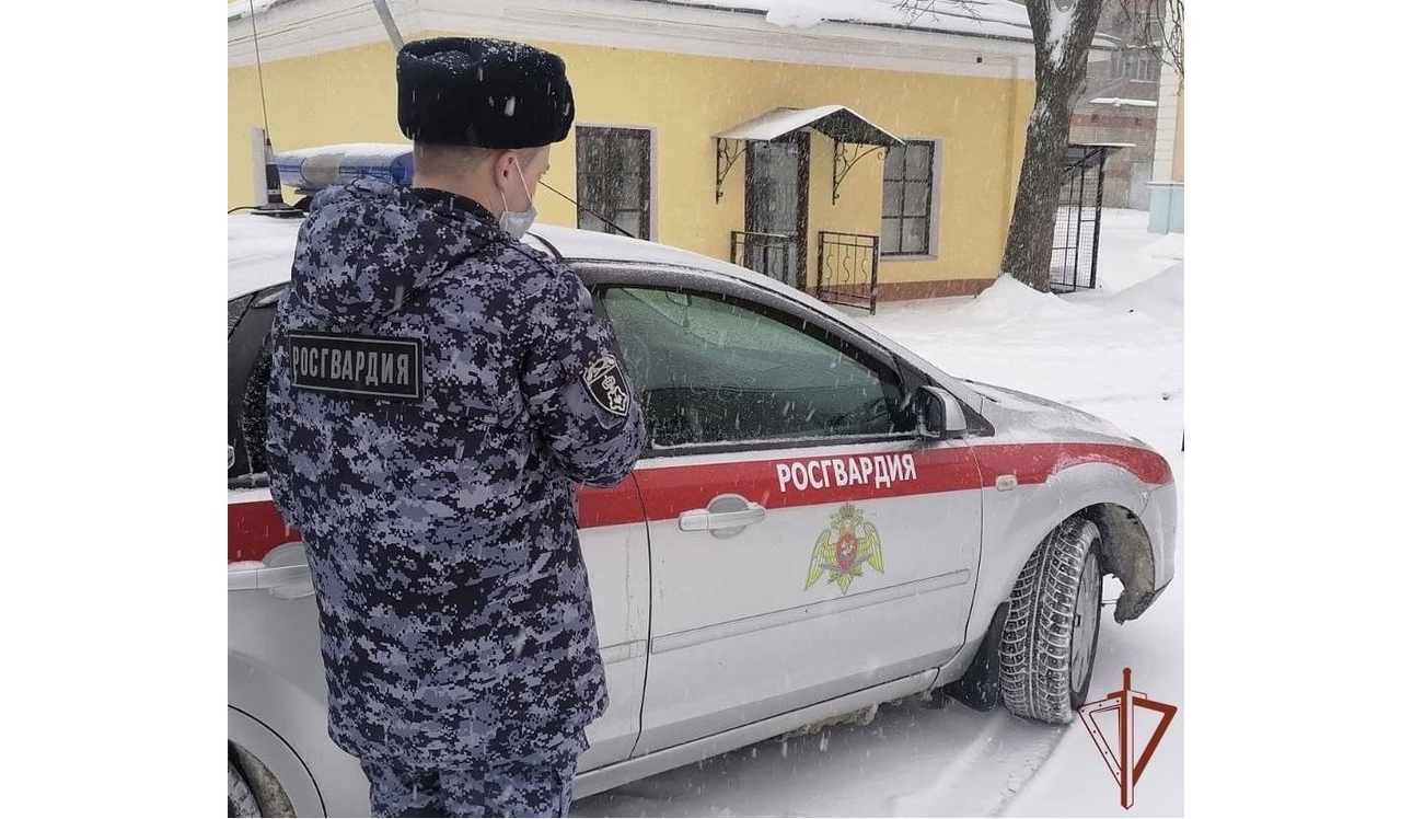 В Ярославле сотрудники Росгвардии помогли замерзавшему автомобилисту