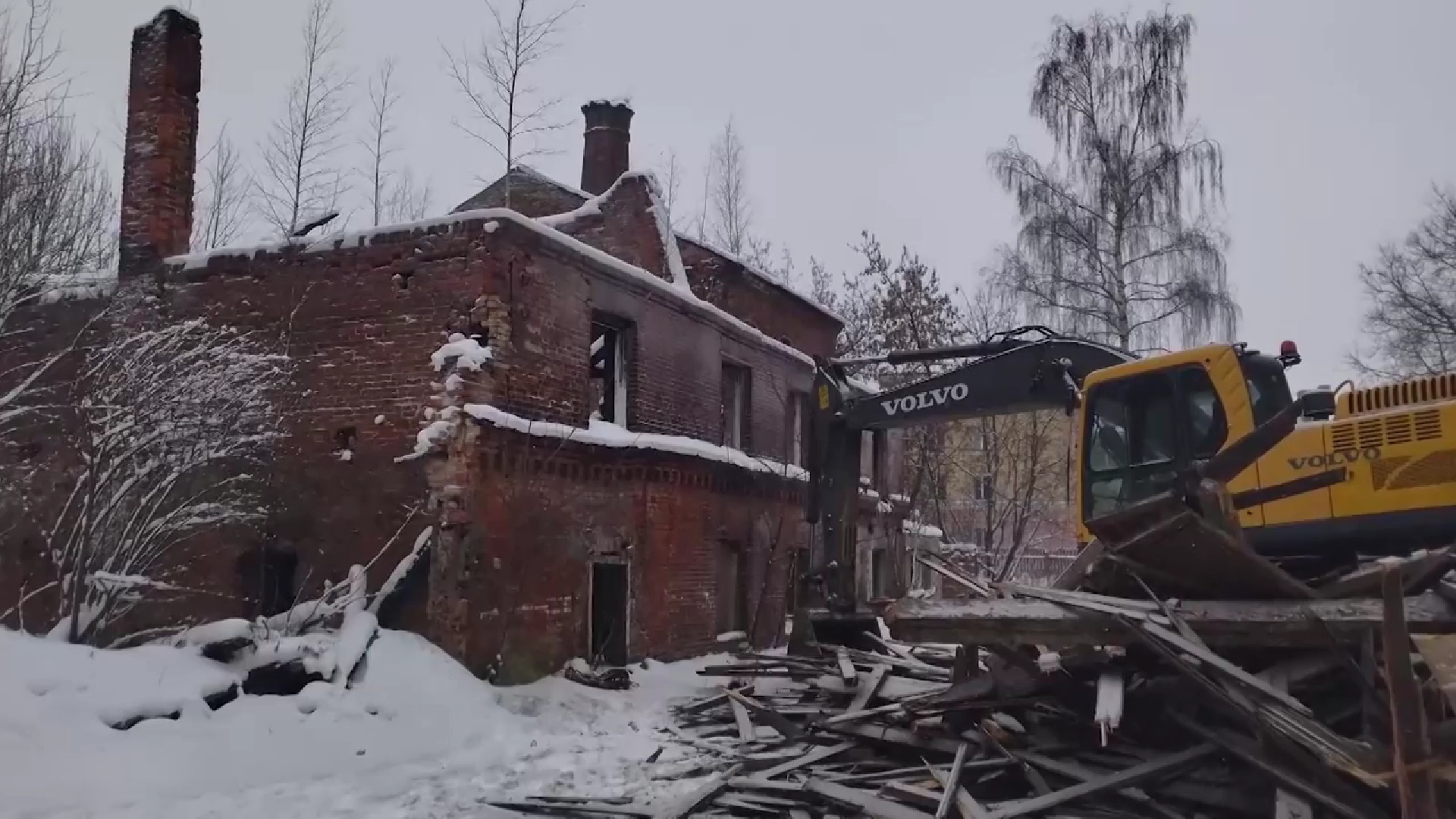 В Рыбинске на территории Мукомольного комплекса сносят старинные мельницы