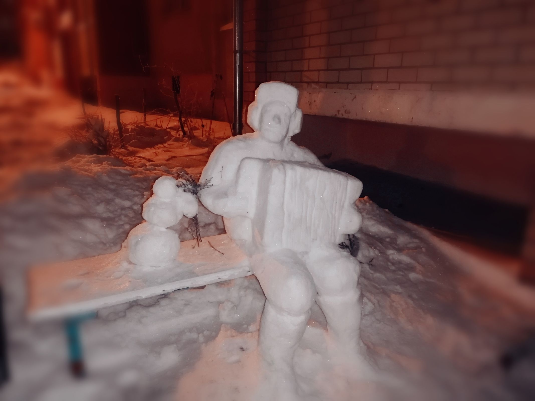 Снежный гармонист: под Ярославлем слепили необычного снеговика