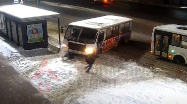 В Ярославле возбудили несколько дел в отношении водителя автобуса, сбившего девушку на остановке