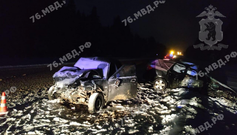 В результате столкновения двух легковушек в Ярославской области пострадали водители