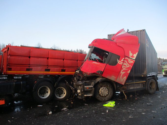 В Ярославской области на трассе фура врезалась в снегоуборочную машину: пострадал мужчина