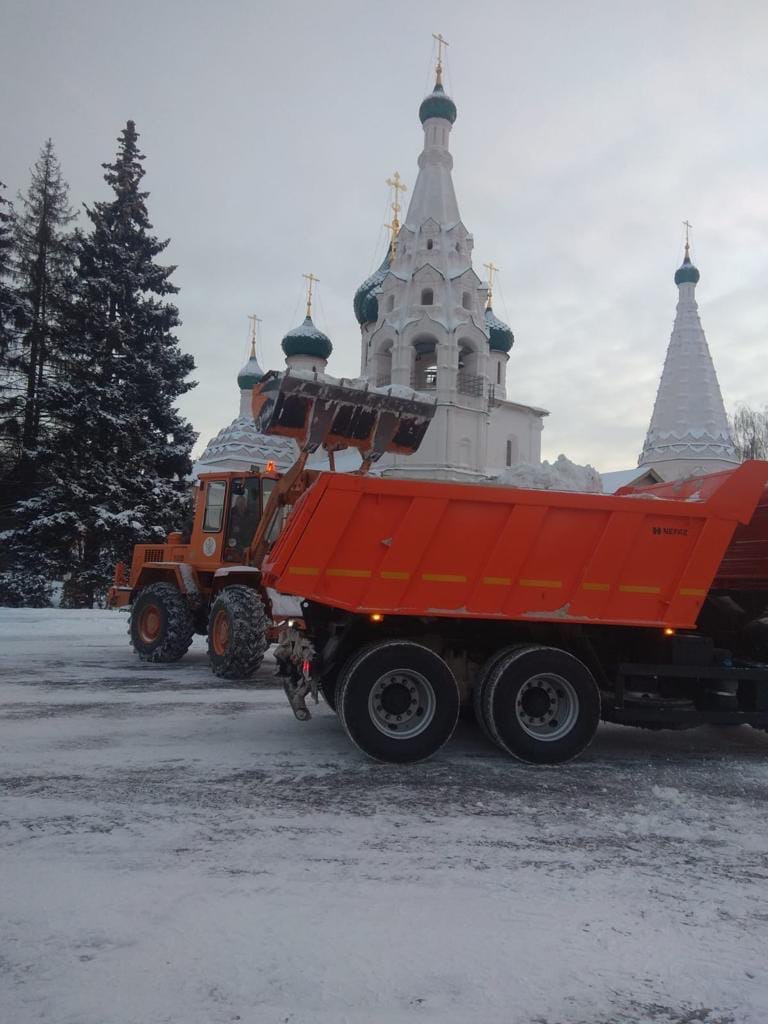 В центре Ярославля перекрывают движение для уборки снега